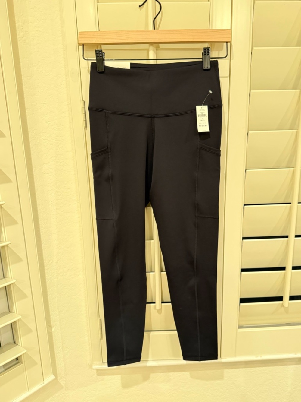 Banana Republic NWT Petite Black On The Go 7/8 Leggings - Size Small Petite (2)